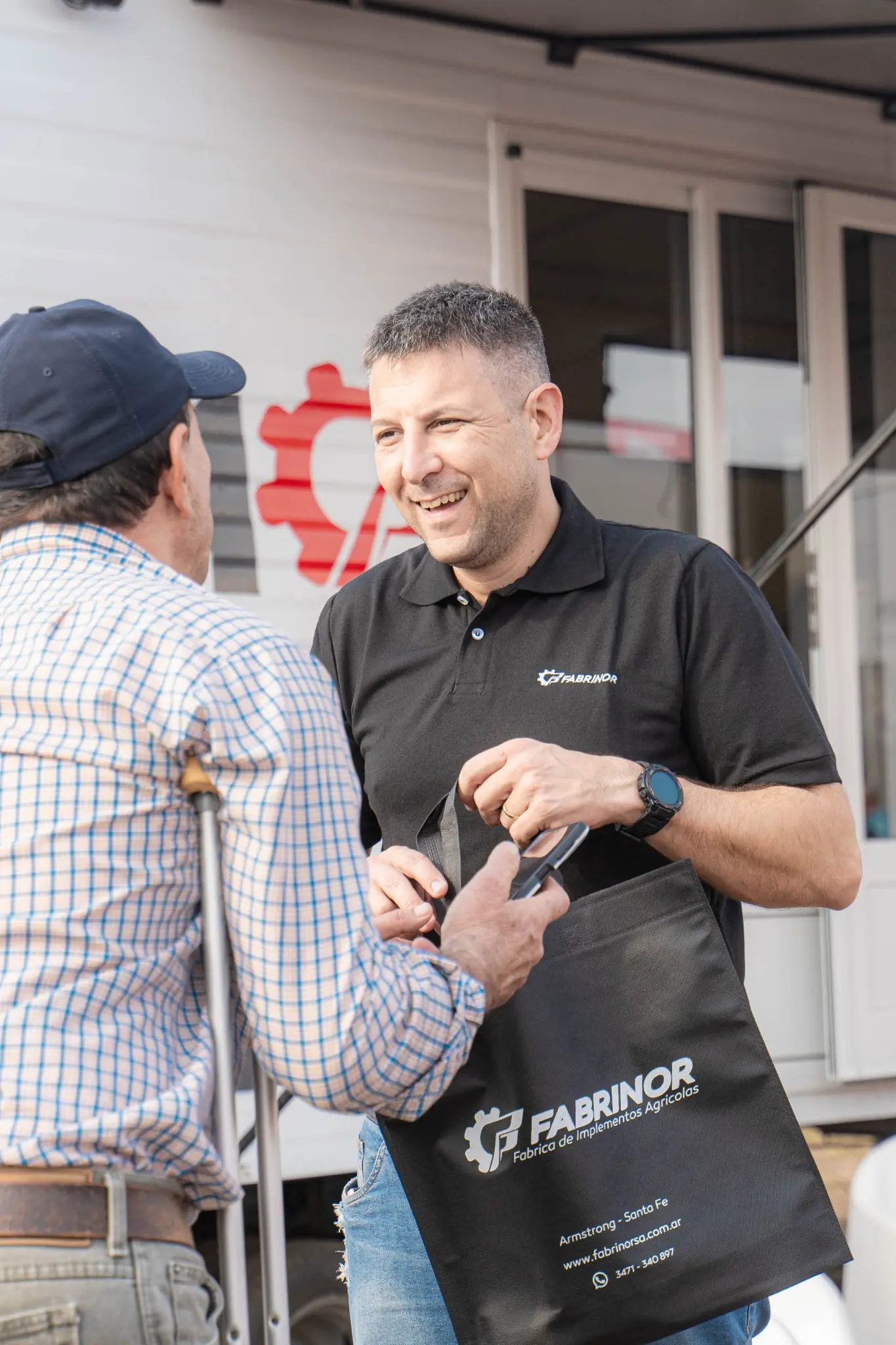 Integrante del equipo Fabrinor conversando con un cliente