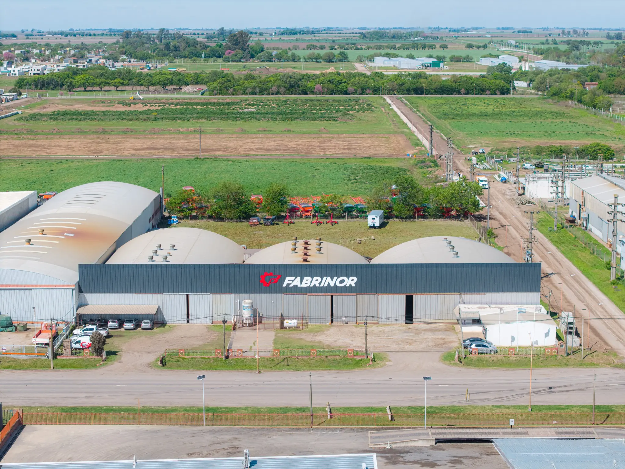 Vista aérea de la planta industrial Fabrinor en Armstrong